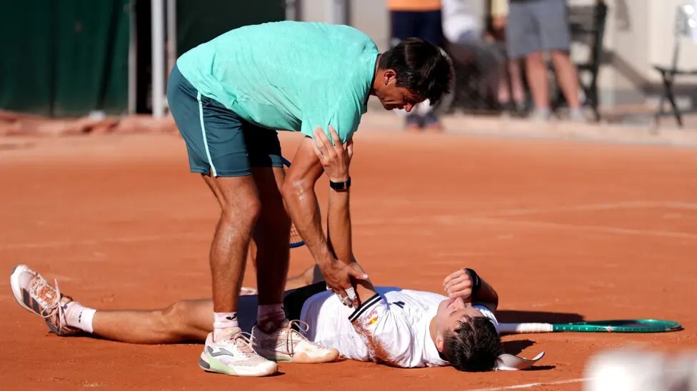 Jacob Mensik Collapses Due To Heat At Roland Garros Jacob Mensik Collapses Due To Heat At Roland Garros
